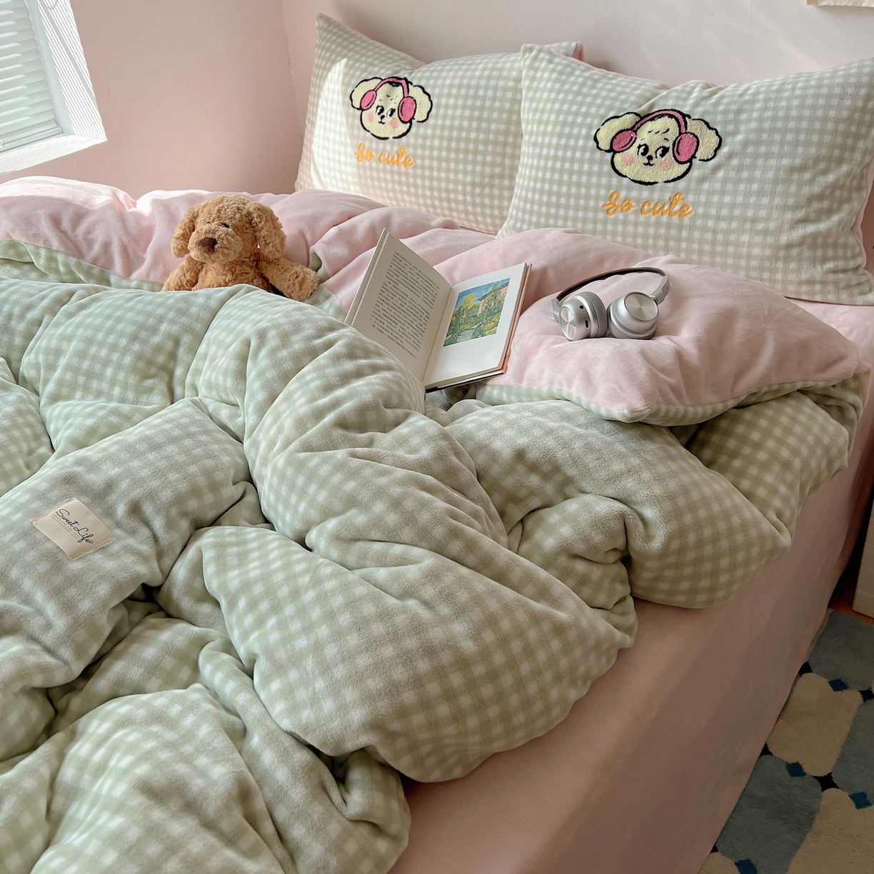 91家纺网 家纺一手货源 找家纺 轻奢坊 2025新款牛奶绒慵懒格子可爱毛巾绣四件套系列 慵懒青柠