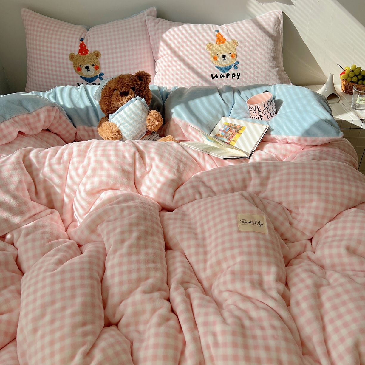 91家纺网 家纺一手货源 找家纺 轻奢坊 2025新款牛奶绒慵懒格子可爱毛巾绣四件套系列 慵懒粉椰