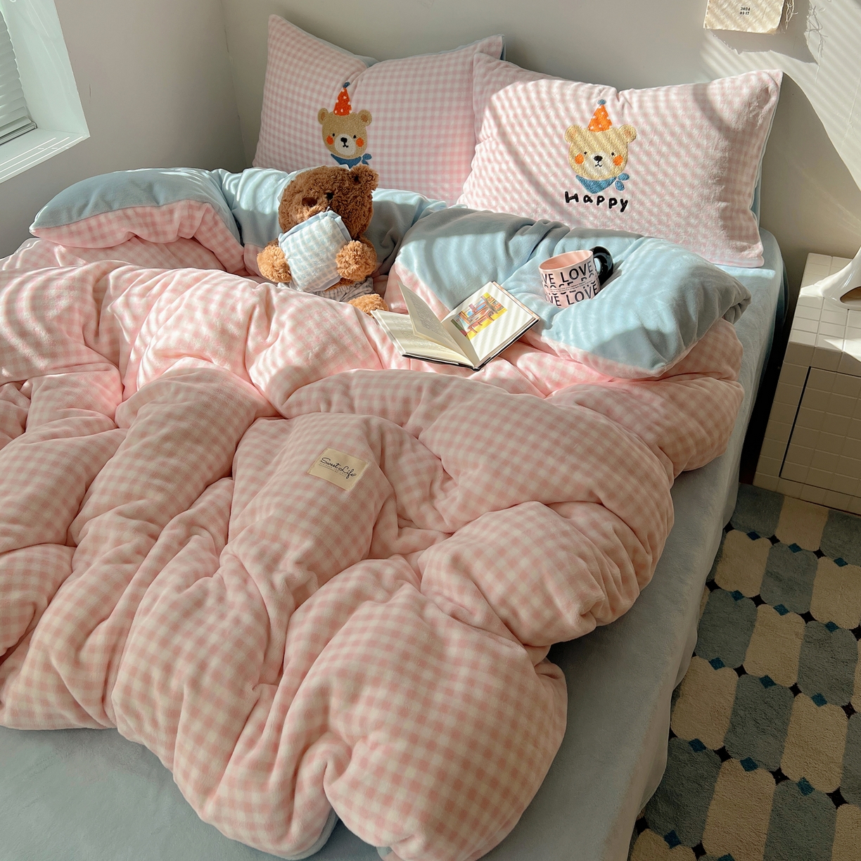 91家纺网 家纺一手货源 找家纺 轻奢坊 2025新款牛奶绒慵懒格子可爱毛巾绣四件套系列 慵懒粉椰