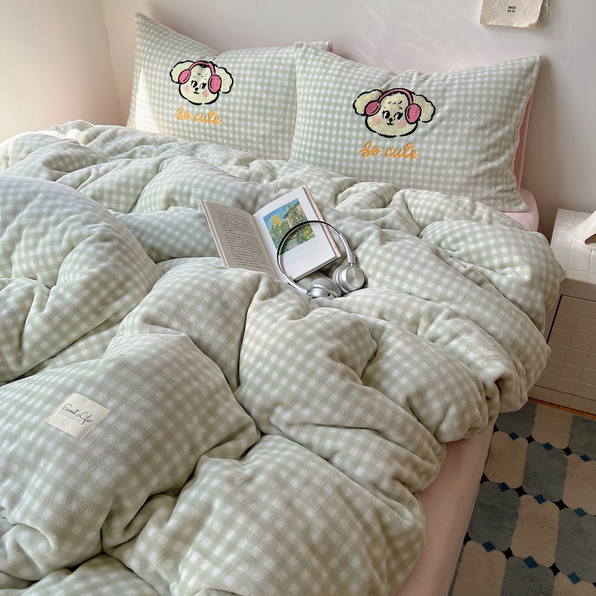 91家纺网 家纺一手货源 找家纺 轻奢坊 2025新款牛奶绒慵懒格子可爱毛巾绣四件套系列 慵懒青柠