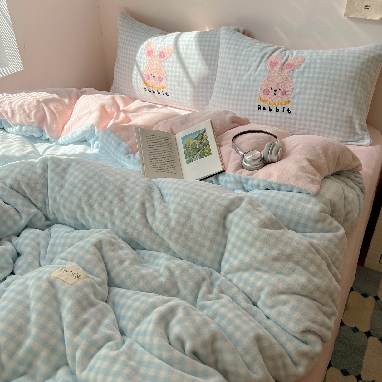 91家纺网 家纺一手货源 找家纺 轻奢坊 2025新款牛奶绒慵懒格子可爱毛巾绣四件套系列 慵懒海盐