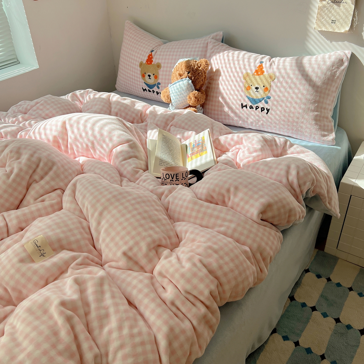 91家纺网 家纺一手货源 找家纺 轻奢坊 2025新款牛奶绒慵懒格子可爱毛巾绣四件套系列 慵懒粉椰