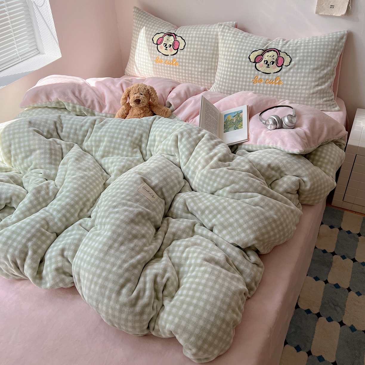 91家纺网 家纺一手货源 找家纺 轻奢坊 2025新款牛奶绒慵懒格子可爱毛巾绣四件套系列 慵懒青柠