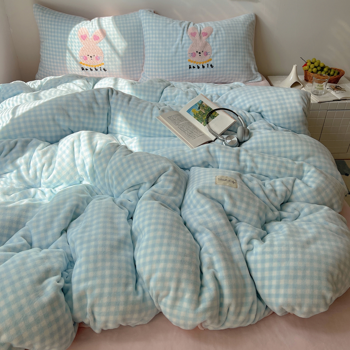 91家纺网 家纺一手货源 找家纺 轻奢坊 2025新款牛奶绒慵懒格子可爱毛巾绣四件套系列 慵懒海盐