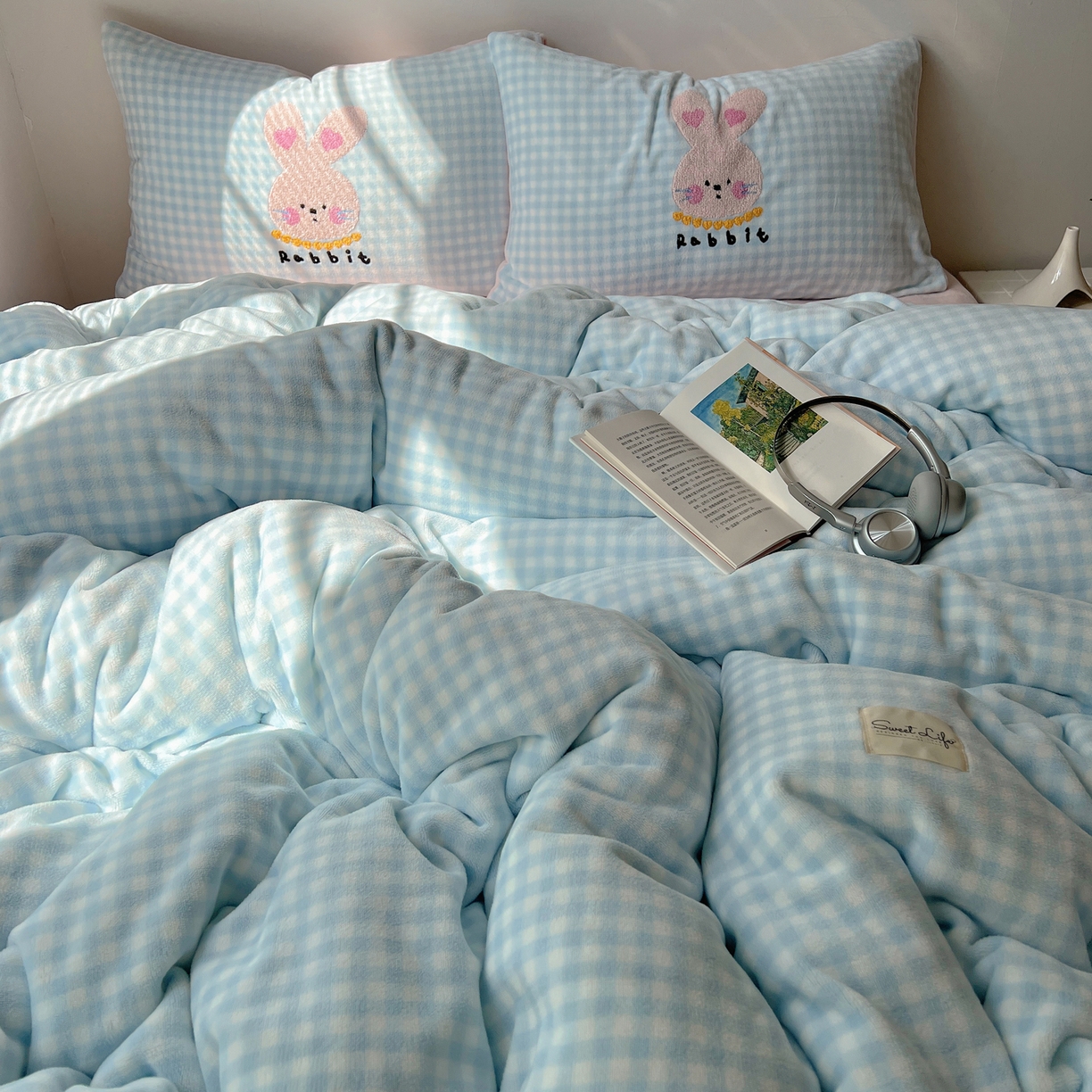 91家纺网 家纺一手货源 找家纺 轻奢坊 2025新款牛奶绒慵懒格子可爱毛巾绣四件套系列 慵懒海盐