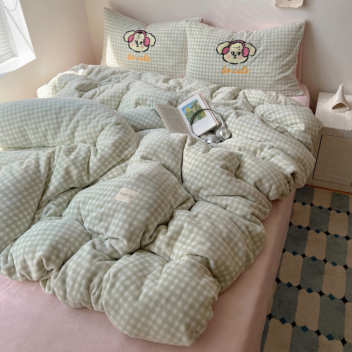 91家纺网 家纺一手货源 找家纺 轻奢坊 2025新款牛奶绒慵懒格子可爱毛巾绣四件套系列 慵懒青柠