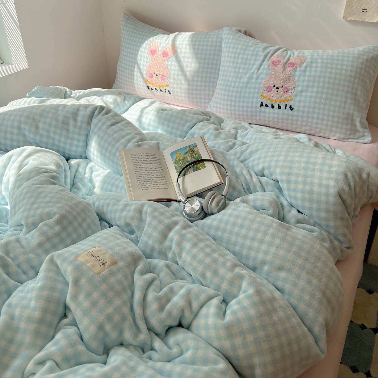 91家纺网 家纺一手货源 找家纺 轻奢坊 2025新款牛奶绒慵懒格子可爱毛巾绣四件套系列 慵懒海盐