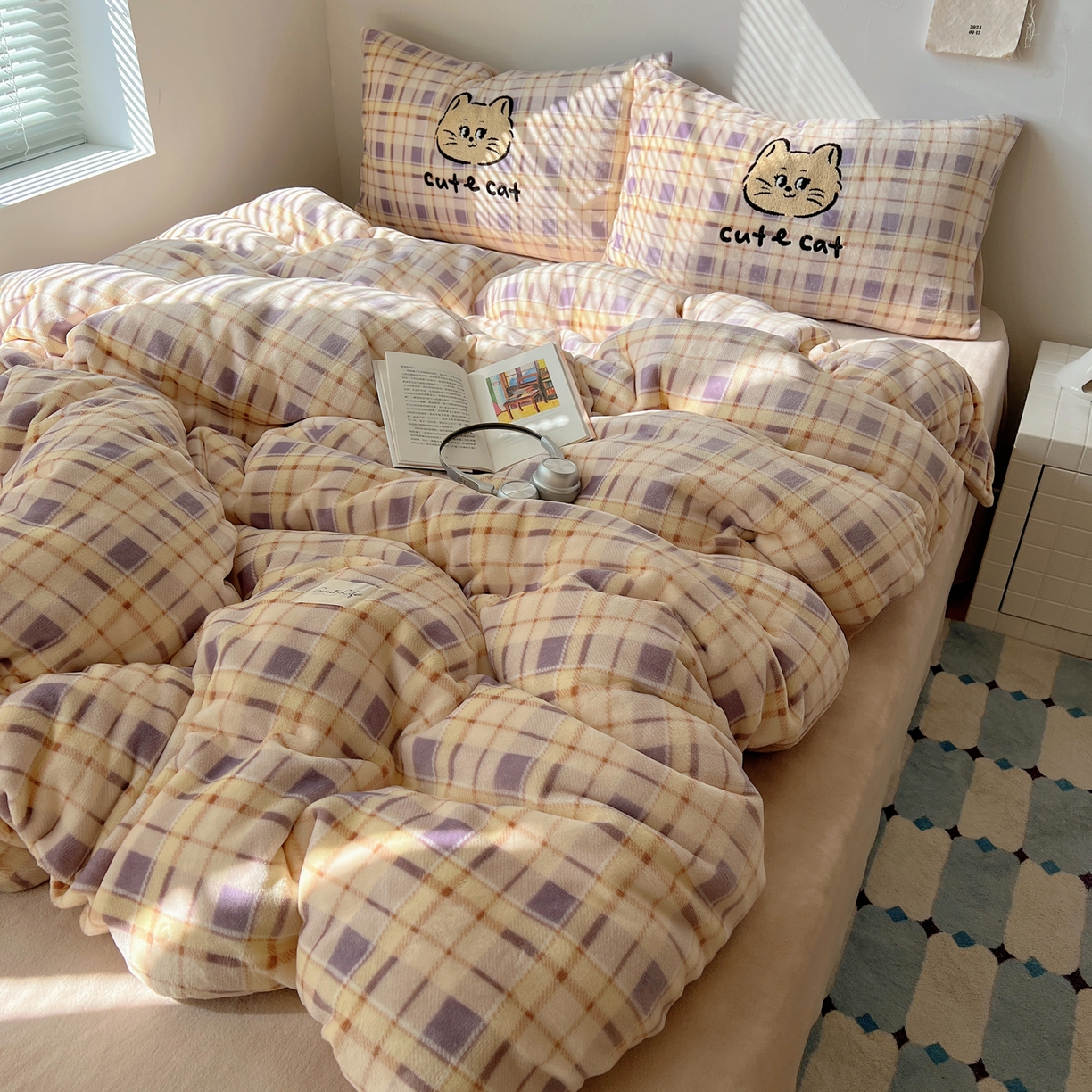 91家纺网 家纺一手货源 找家纺 轻奢坊 2025新款牛奶绒慵懒格子可爱毛巾绣四件套系列 慵懒紫薯