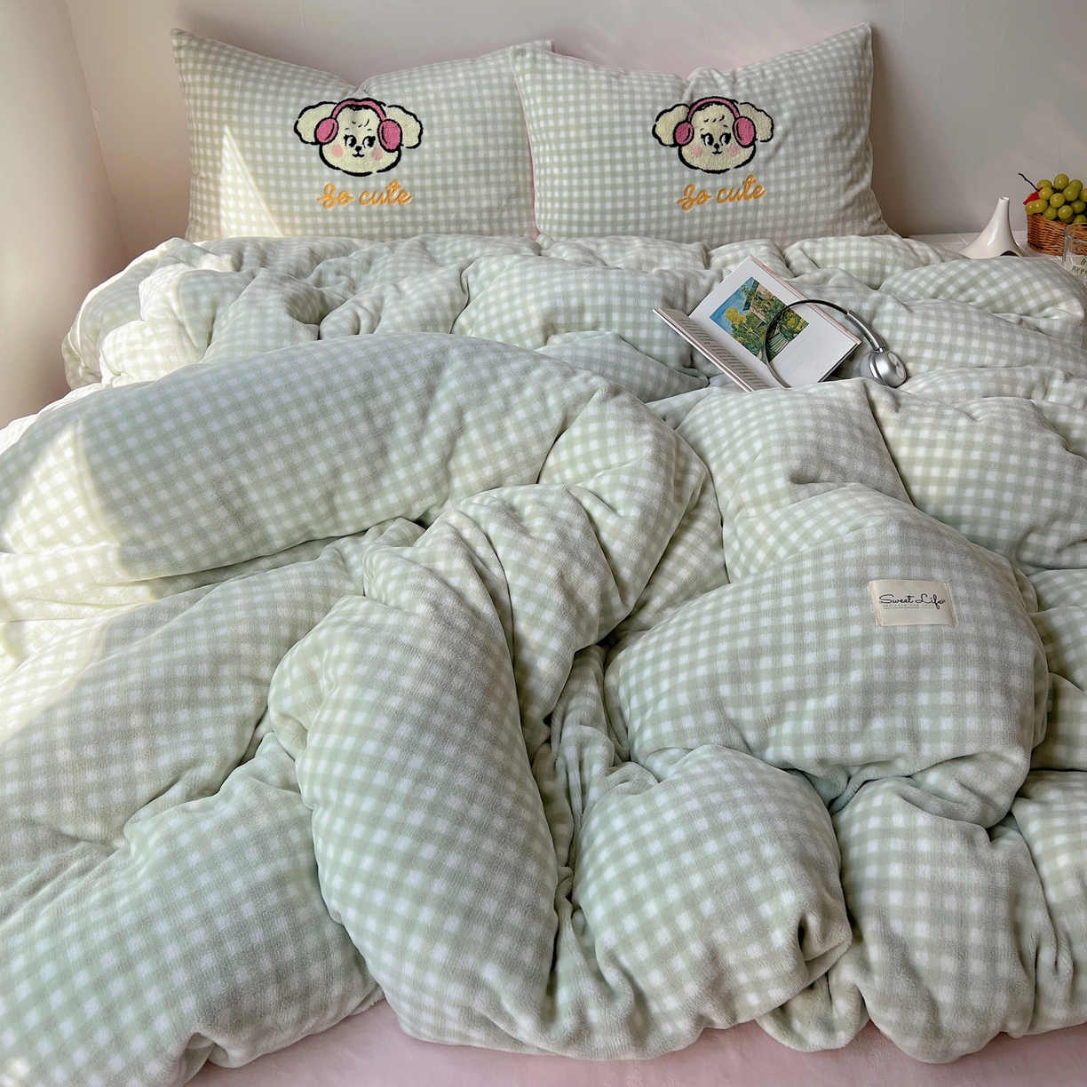 91家纺网 家纺一手货源 找家纺 轻奢坊 2025新款牛奶绒慵懒格子可爱毛巾绣四件套系列 慵懒青柠