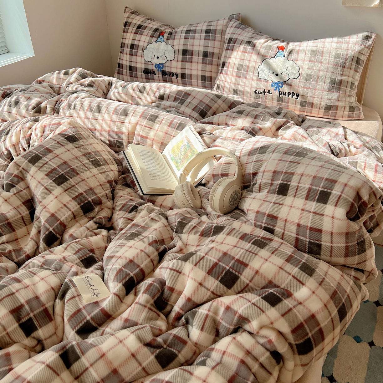 91家纺网 家纺一手货源 找家纺 （总）轻奢坊 2025新款牛奶绒慵懒格子可爱毛巾绣四件套系列