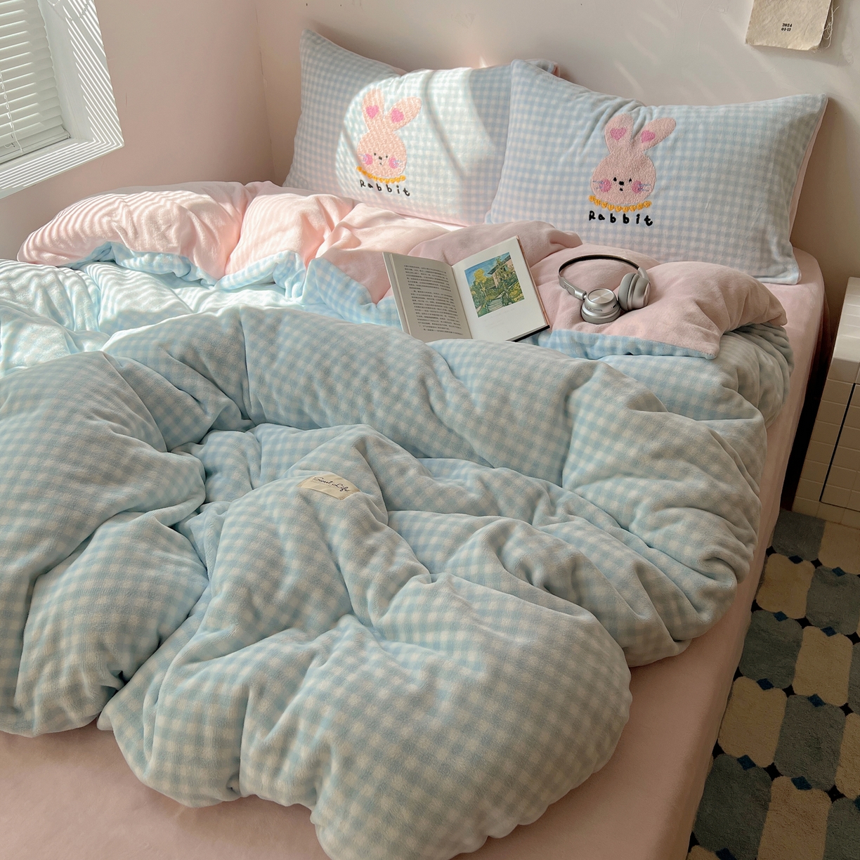 91家纺网 家纺一手货源 找家纺 轻奢坊 2025新款牛奶绒慵懒格子可爱毛巾绣四件套系列 慵懒海盐