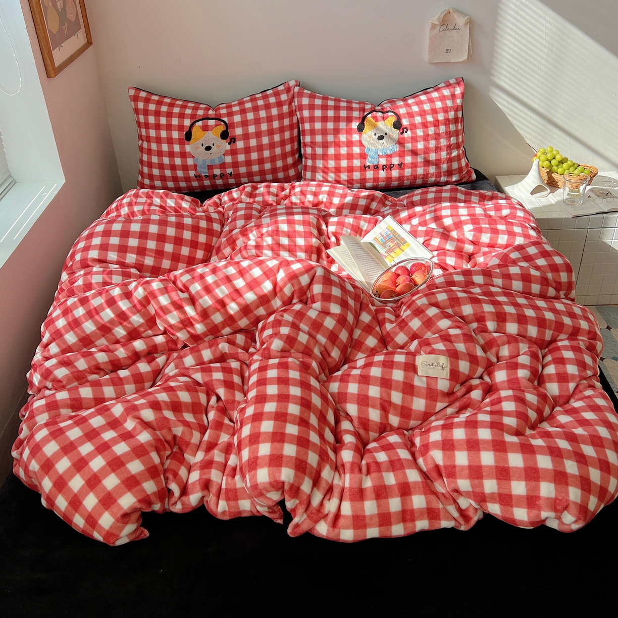 91家纺网 家纺一手货源 找家纺 轻奢坊 2025新款牛奶绒慵懒格子可爱毛巾绣四件套系列 慵懒胭红