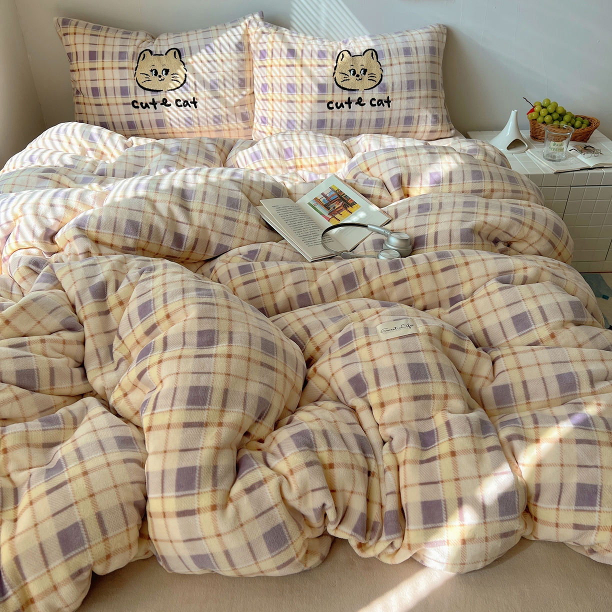 91家纺网 家纺一手货源 找家纺 轻奢坊 2025新款牛奶绒慵懒格子可爱毛巾绣四件套系列 慵懒紫薯