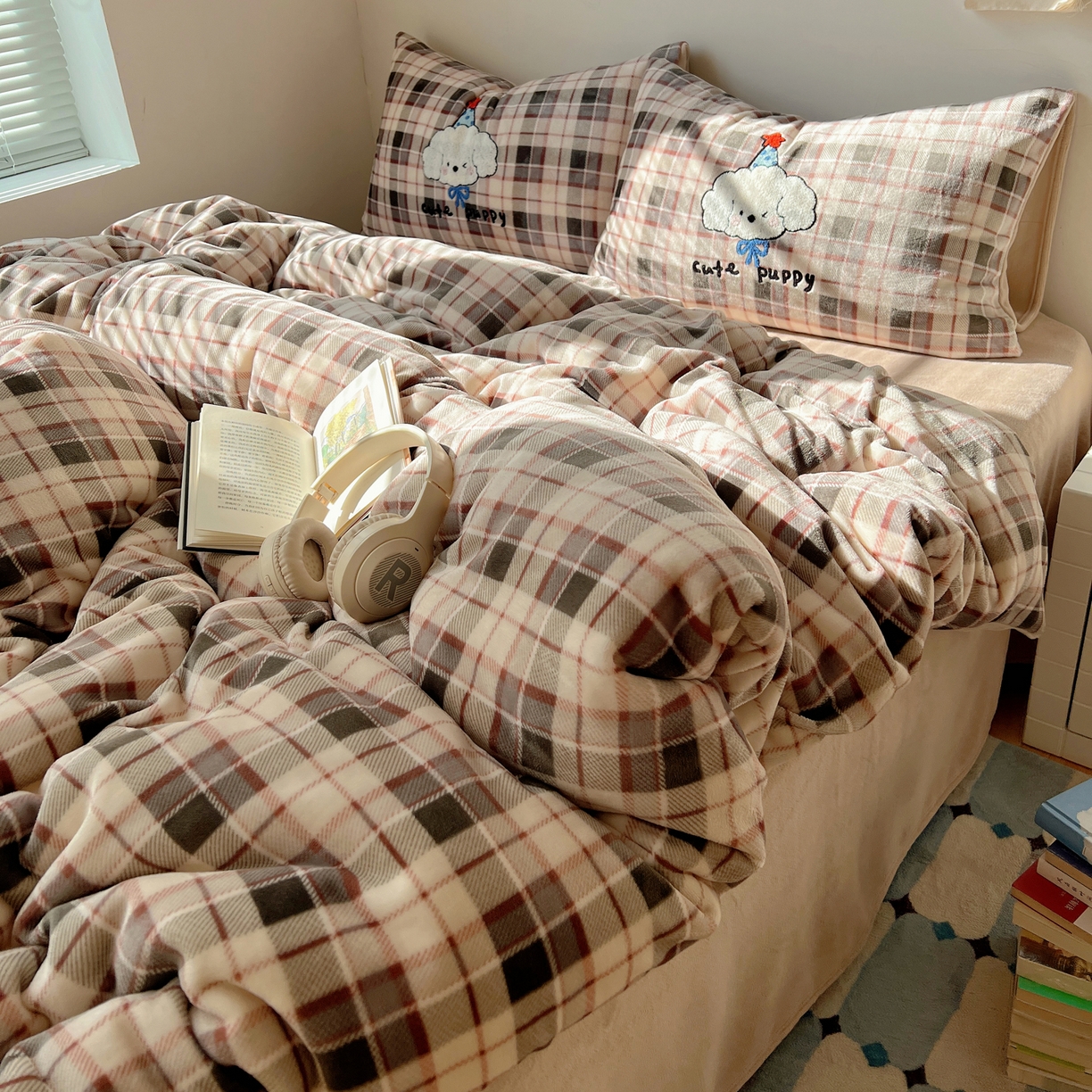 91家纺网 家纺一手货源 找家纺 轻奢坊 2025新款牛奶绒慵懒格子可爱毛巾绣四件套系列 慵懒拿铁