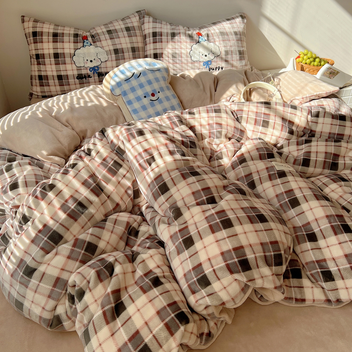 91家纺网 家纺一手货源 找家纺 轻奢坊 2025新款牛奶绒慵懒格子可爱毛巾绣四件套系列 慵懒拿铁