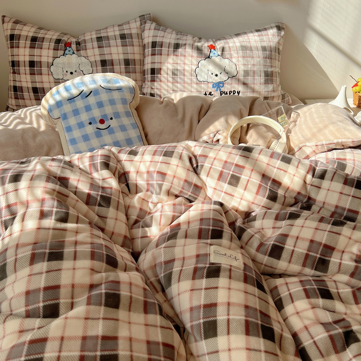 91家纺网 家纺一手货源 找家纺 轻奢坊 2025新款牛奶绒慵懒格子可爱毛巾绣四件套系列 慵懒拿铁