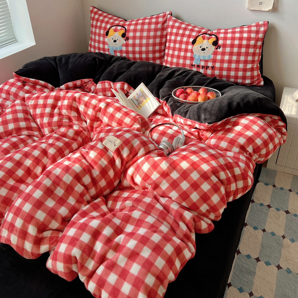 91家纺网 家纺一手货源 找家纺 轻奢坊 2025新款牛奶绒慵懒格子可爱毛巾绣四件套系列 慵懒胭红