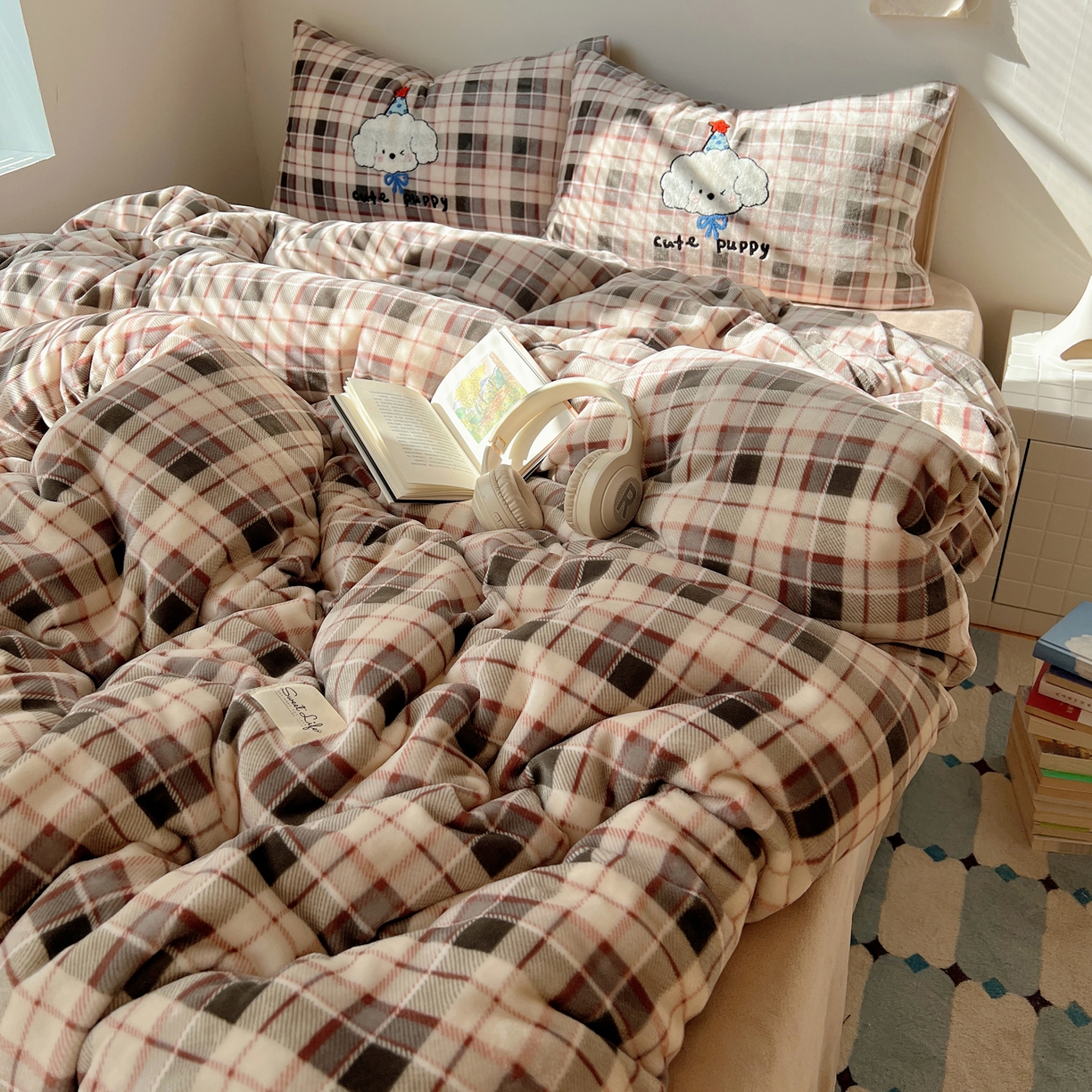 91家纺网 家纺一手货源 找家纺 轻奢坊 2025新款牛奶绒慵懒格子可爱毛巾绣四件套系列 慵懒拿铁