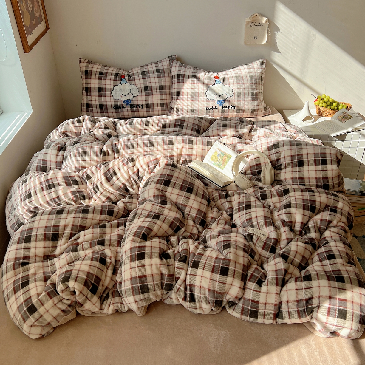 91家纺网 家纺一手货源 找家纺 轻奢坊 2025新款牛奶绒慵懒格子可爱毛巾绣四件套系列 慵懒拿铁