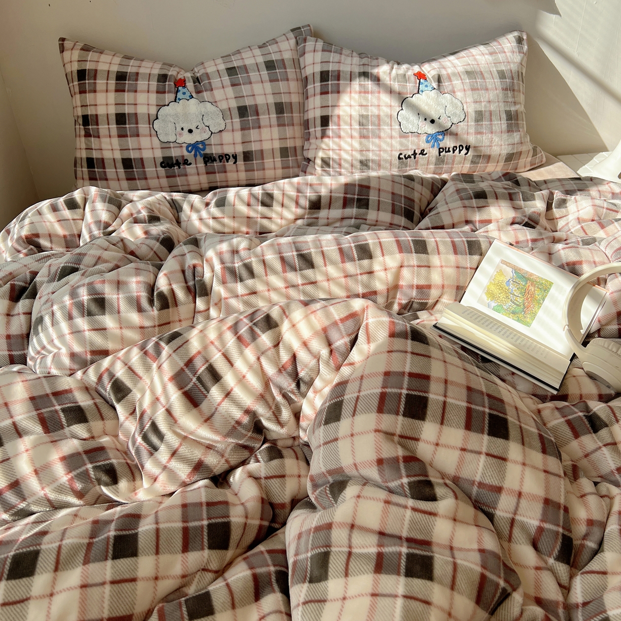 91家纺网 家纺一手货源 找家纺 轻奢坊 2025新款牛奶绒慵懒格子可爱毛巾绣四件套系列 慵懒拿铁