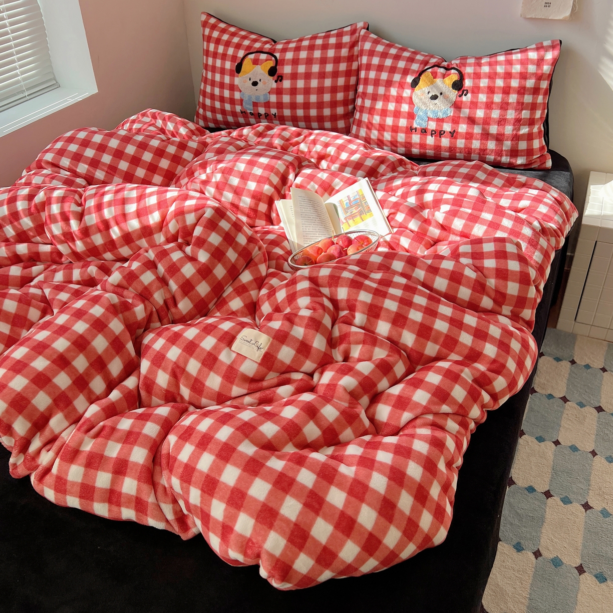 91家纺网 家纺一手货源 找家纺 轻奢坊 2025新款牛奶绒慵懒格子可爱毛巾绣四件套系列 慵懒胭红