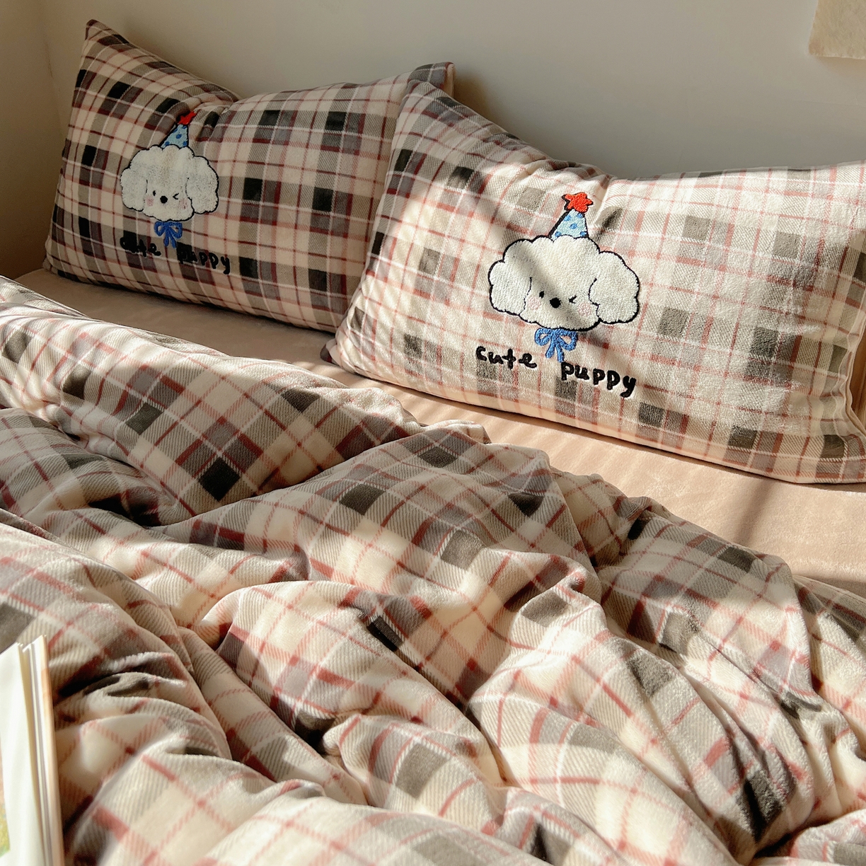 91家纺网 家纺一手货源 找家纺 轻奢坊 2025新款牛奶绒慵懒格子可爱毛巾绣四件套系列 慵懒拿铁