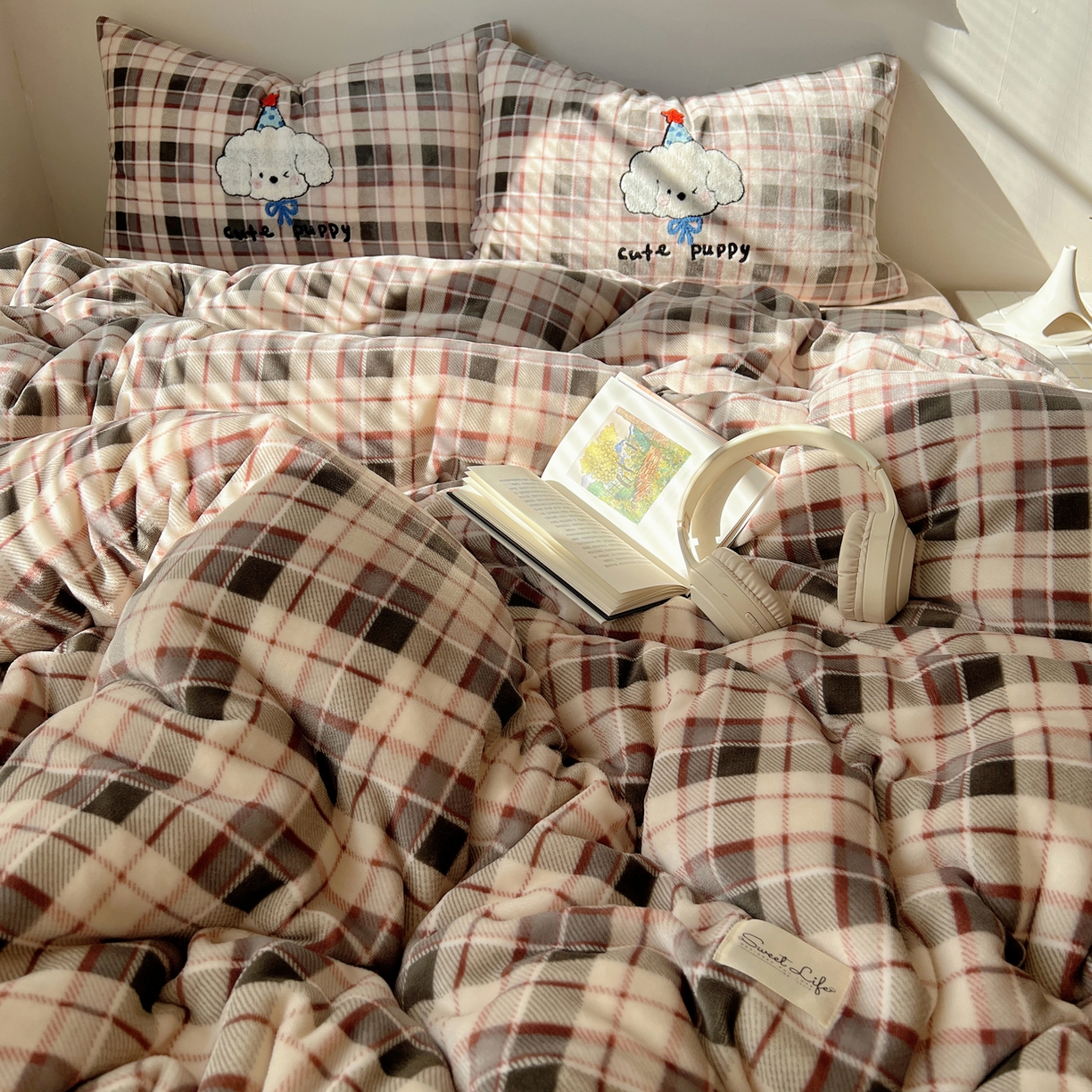 91家纺网 家纺一手货源 找家纺 轻奢坊 2025新款牛奶绒慵懒格子可爱毛巾绣四件套系列 慵懒拿铁