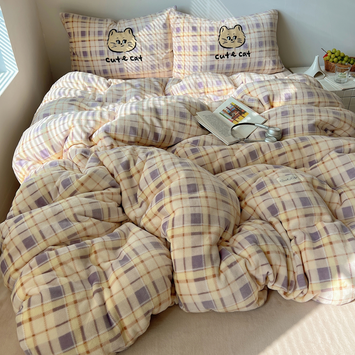 91家纺网 家纺一手货源 找家纺 轻奢坊 2025新款牛奶绒慵懒格子可爱毛巾绣四件套系列 慵懒紫薯