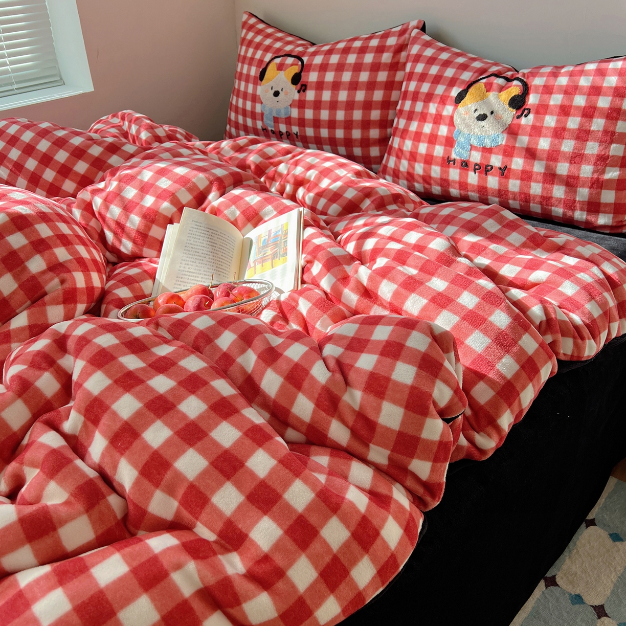 91家纺网 家纺一手货源 找家纺 轻奢坊 2025新款牛奶绒慵懒格子可爱毛巾绣四件套系列 慵懒胭红