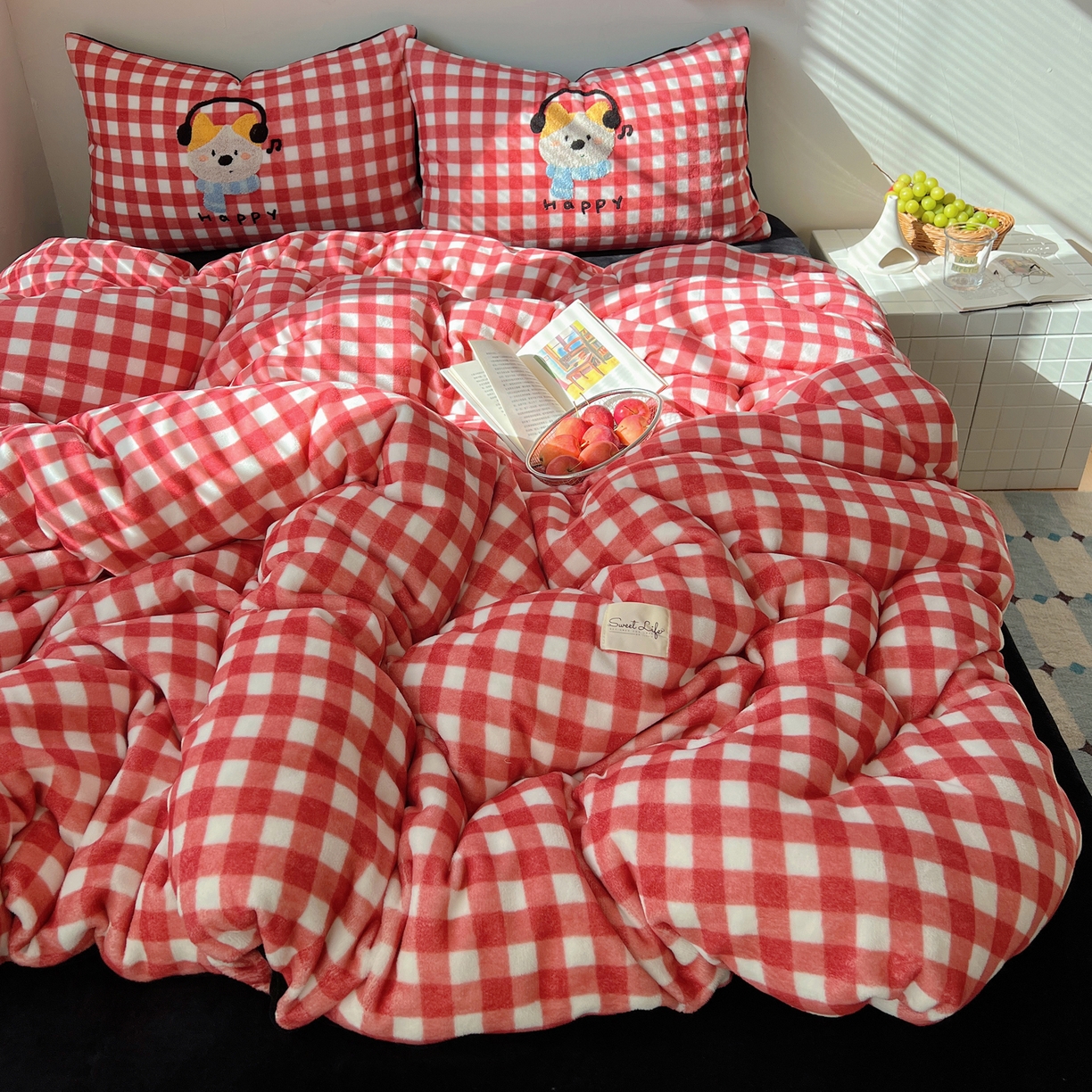 91家纺网 家纺一手货源 找家纺 轻奢坊 2025新款牛奶绒慵懒格子可爱毛巾绣四件套系列 慵懒胭红