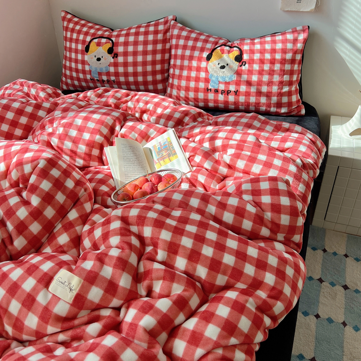 91家纺网 家纺一手货源 找家纺 轻奢坊 2025新款牛奶绒慵懒格子可爱毛巾绣四件套系列 慵懒胭红