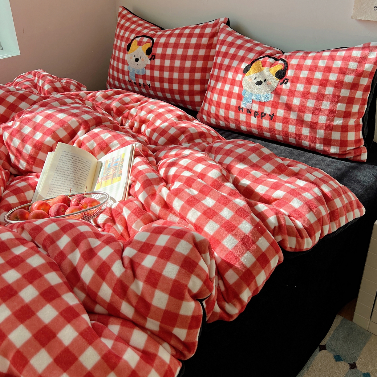 91家纺网 家纺一手货源 找家纺 轻奢坊 2025新款牛奶绒慵懒格子可爱毛巾绣四件套系列 慵懒胭红