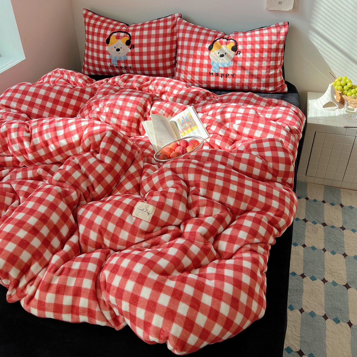 91家纺网 家纺一手货源 找家纺 轻奢坊 2025新款牛奶绒慵懒格子可爱毛巾绣四件套系列 慵懒胭红