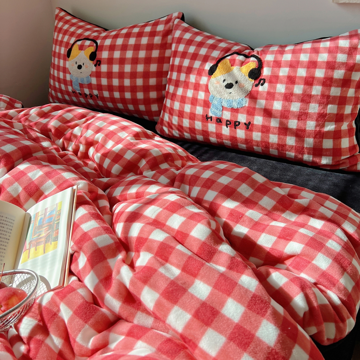 91家纺网 家纺一手货源 找家纺 轻奢坊 2025新款牛奶绒慵懒格子可爱毛巾绣四件套系列 慵懒胭红