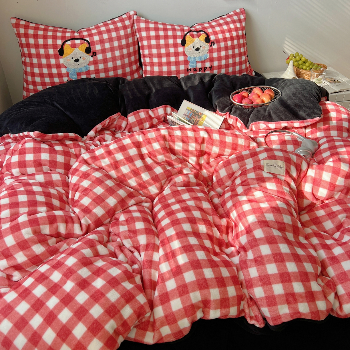 91家纺网 家纺一手货源 找家纺 轻奢坊 2025新款牛奶绒慵懒格子可爱毛巾绣四件套系列 慵懒胭红