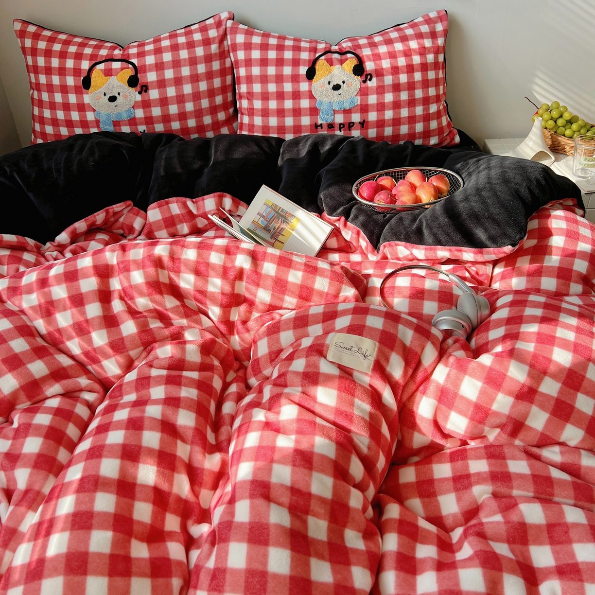 91家纺网 家纺一手货源 找家纺 轻奢坊 2025新款牛奶绒慵懒格子可爱毛巾绣四件套系列 慵懒胭红