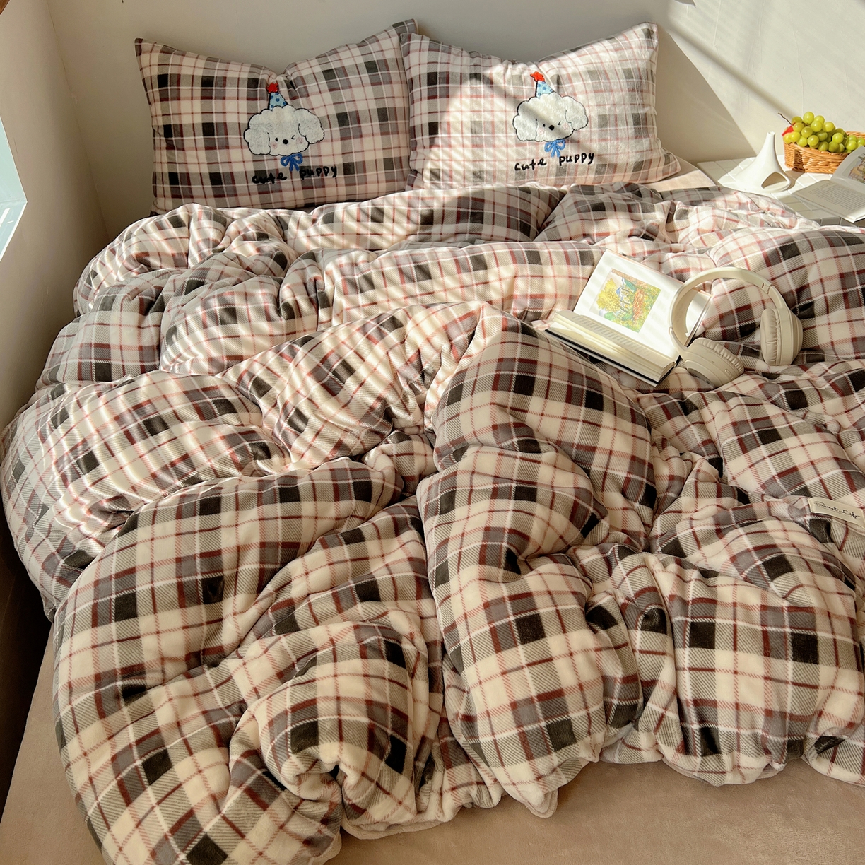 91家纺网 家纺一手货源 找家纺 轻奢坊 2025新款牛奶绒慵懒格子可爱毛巾绣四件套系列 慵懒拿铁