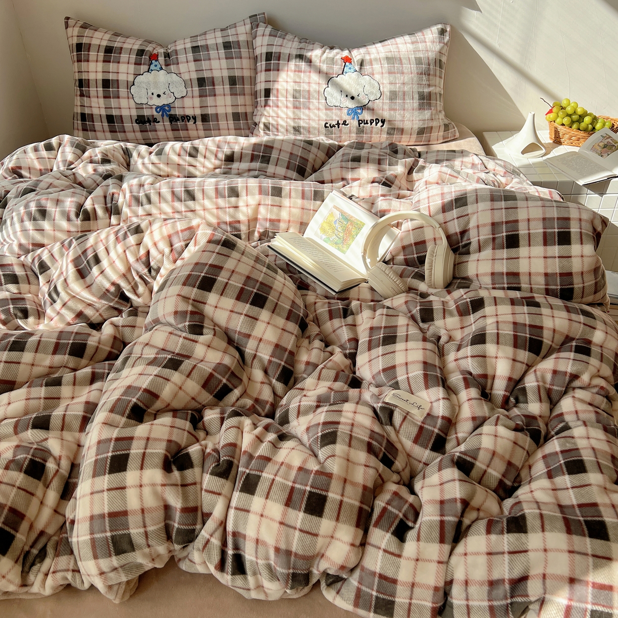 91家纺网 家纺一手货源 找家纺 轻奢坊 2025新款牛奶绒慵懒格子可爱毛巾绣四件套系列 慵懒拿铁