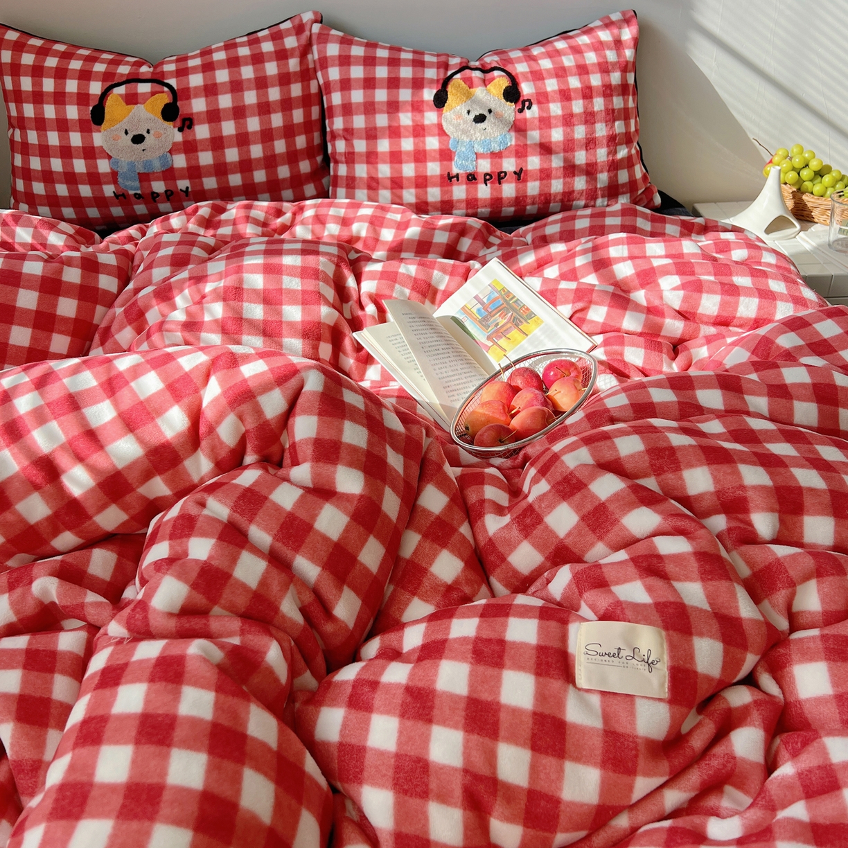 91家纺网 家纺一手货源 找家纺 轻奢坊 2025新款牛奶绒慵懒格子可爱毛巾绣四件套系列 慵懒胭红