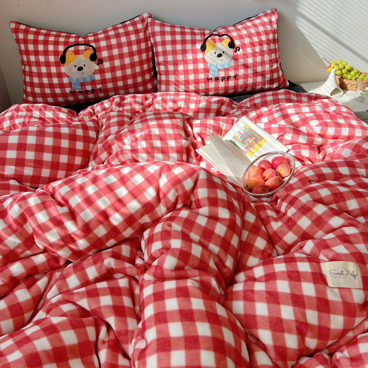 91家纺网 家纺一手货源 找家纺 轻奢坊 2025新款牛奶绒慵懒格子可爱毛巾绣四件套系列 慵懒胭红