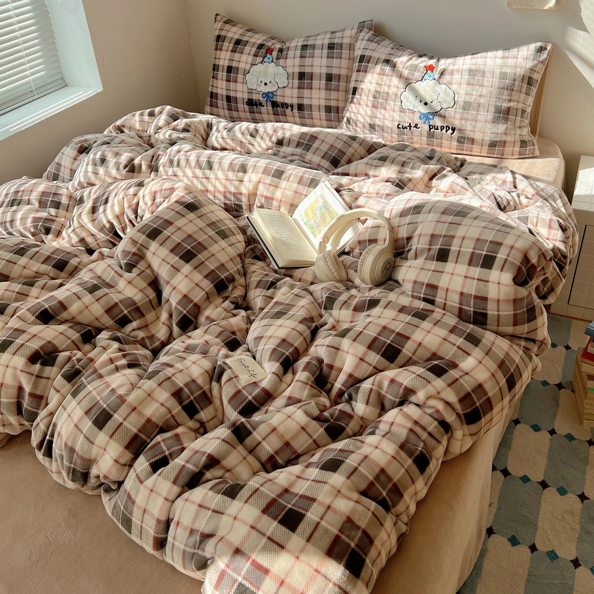 91家纺网 家纺一手货源 找家纺 轻奢坊 2025新款牛奶绒慵懒格子可爱毛巾绣四件套系列 慵懒拿铁