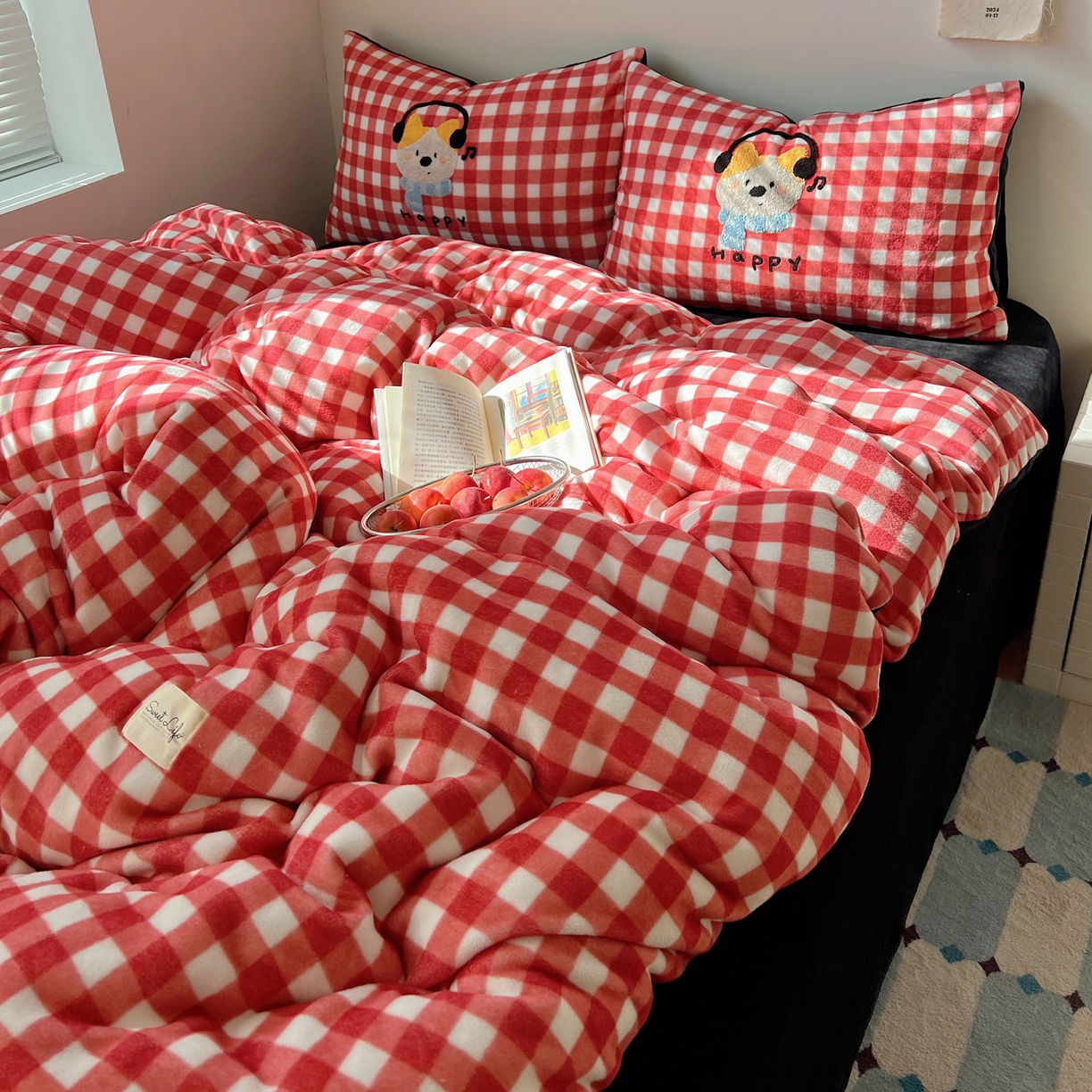 91家纺网 家纺一手货源 找家纺 轻奢坊 2025新款牛奶绒慵懒格子可爱毛巾绣四件套系列 慵懒胭红