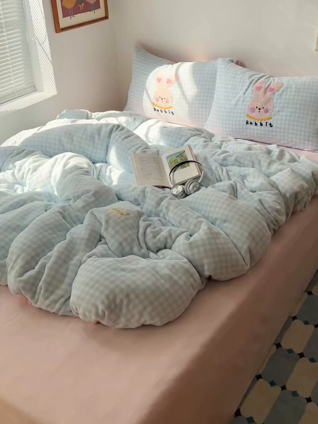 91家纺网 家纺一手货源 找家纺 轻奢坊 2025新款牛奶绒慵懒格子可爱毛巾绣四件套系列 慵懒海盐