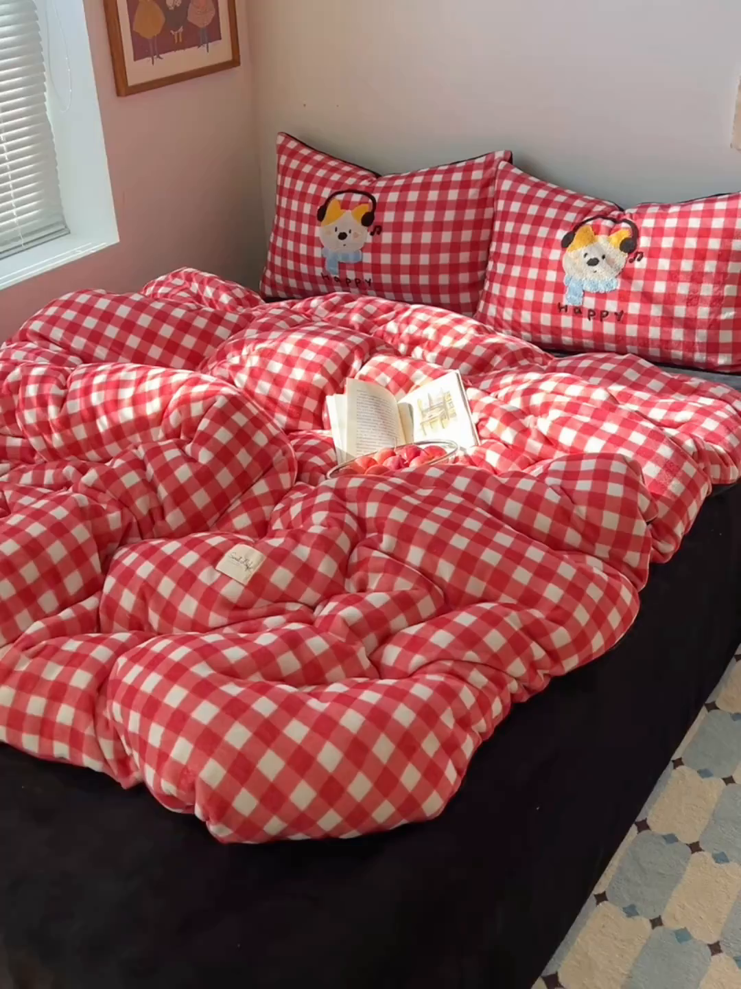 91家纺网 家纺一手货源 找家纺 轻奢坊 2025新款牛奶绒慵懒格子可爱毛巾绣四件套系列 慵懒胭红