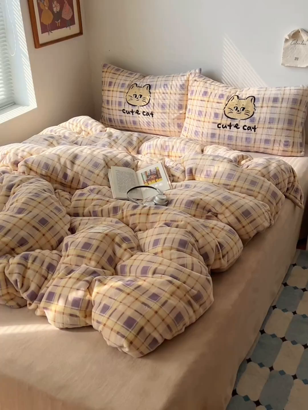 91家纺网 家纺一手货源 找家纺 轻奢坊 2025新款牛奶绒慵懒格子可爱毛巾绣四件套系列 慵懒紫薯