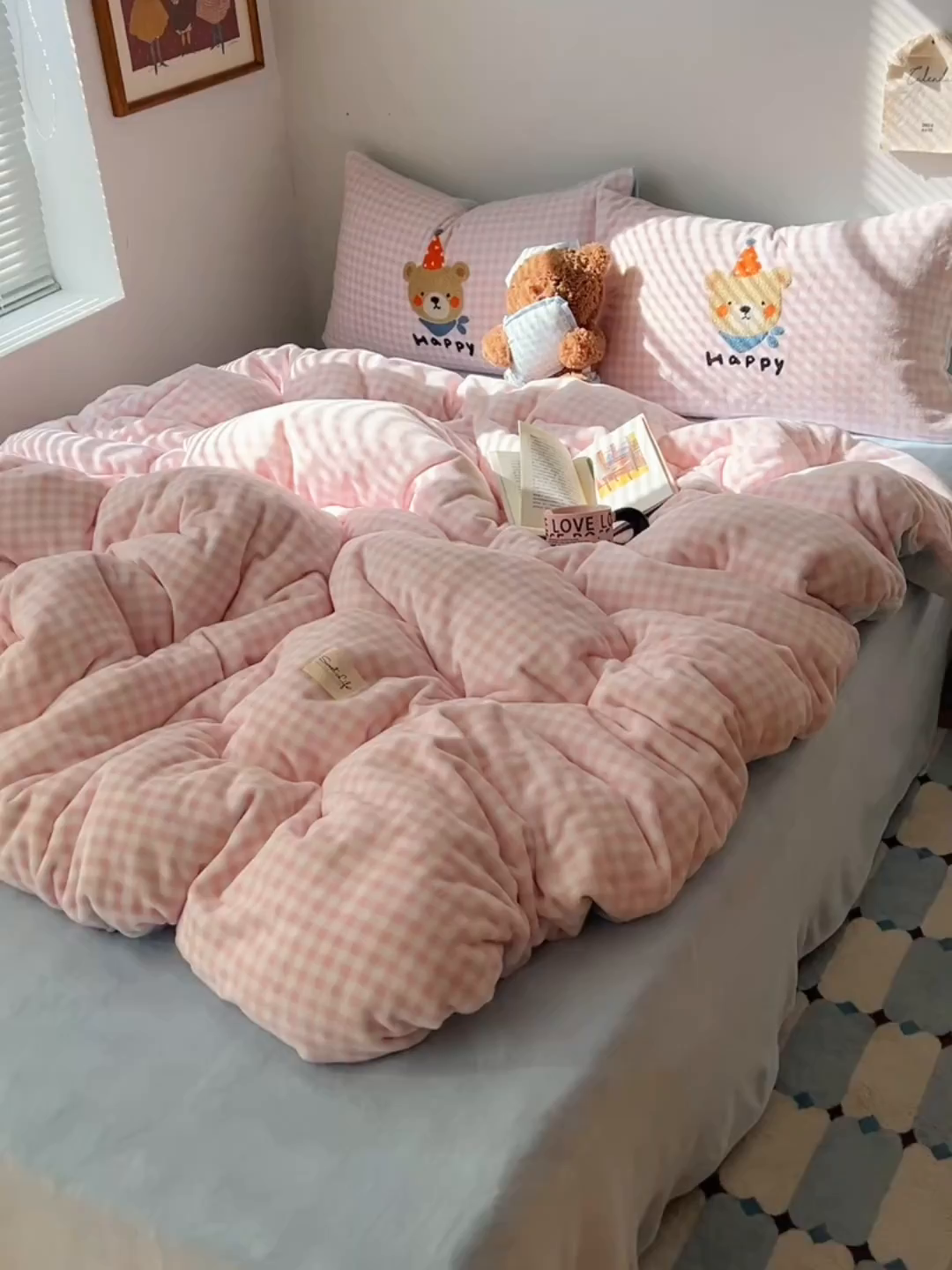 91家纺网 家纺一手货源 找家纺 轻奢坊 2025新款牛奶绒慵懒格子可爱毛巾绣四件套系列 慵懒粉椰