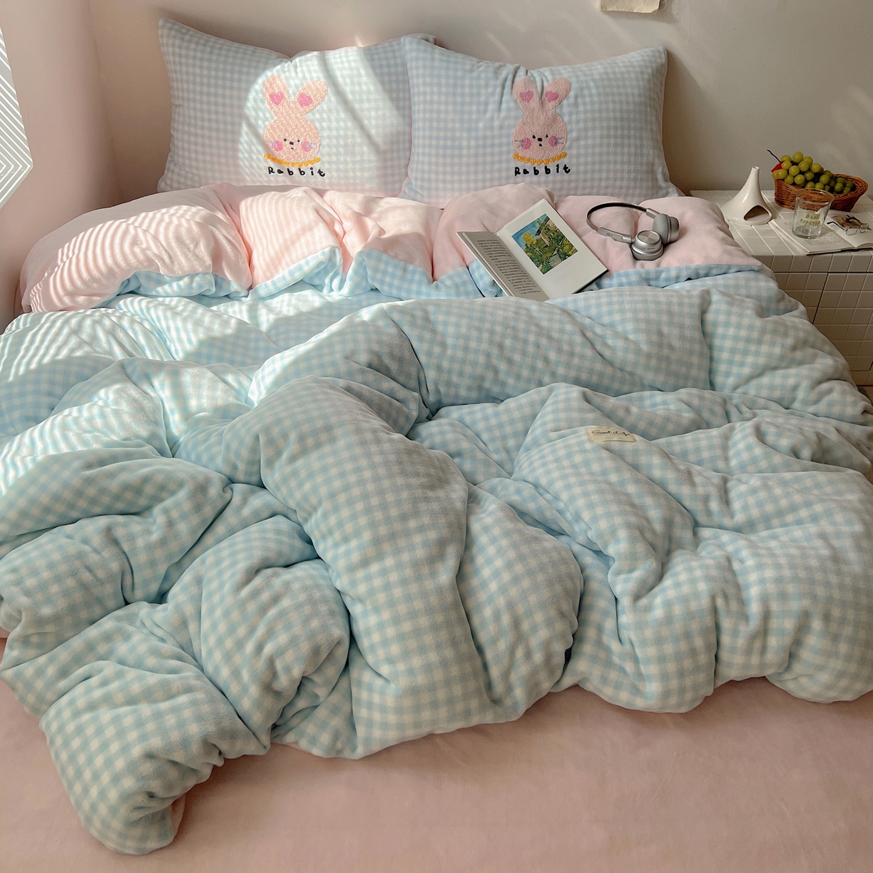 91家纺网 家纺一手货源 找家纺 轻奢坊 2025新款牛奶绒慵懒格子可爱毛巾绣四件套系列 慵懒海盐