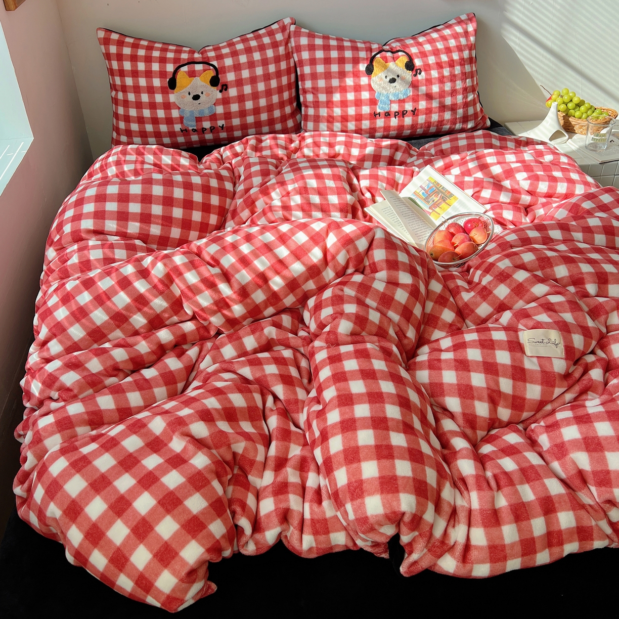 91家纺网 家纺一手货源 找家纺 轻奢坊 2025新款牛奶绒慵懒格子可爱毛巾绣四件套系列 慵懒胭红