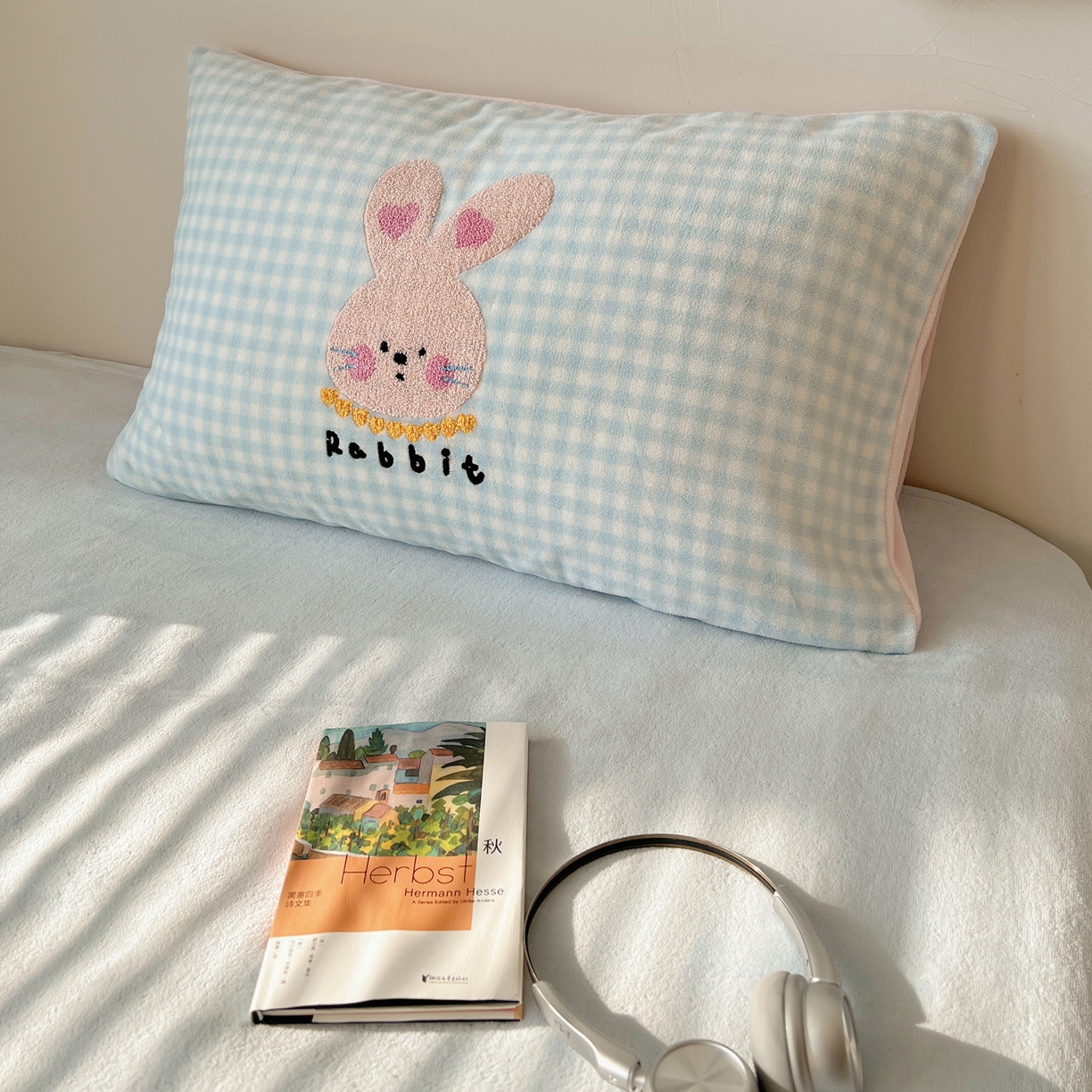 91家纺网 家纺一手货源 找家纺 （总）轻奢坊 2025新款牛奶绒慵懒格子可爱毛巾绣单品枕套系列