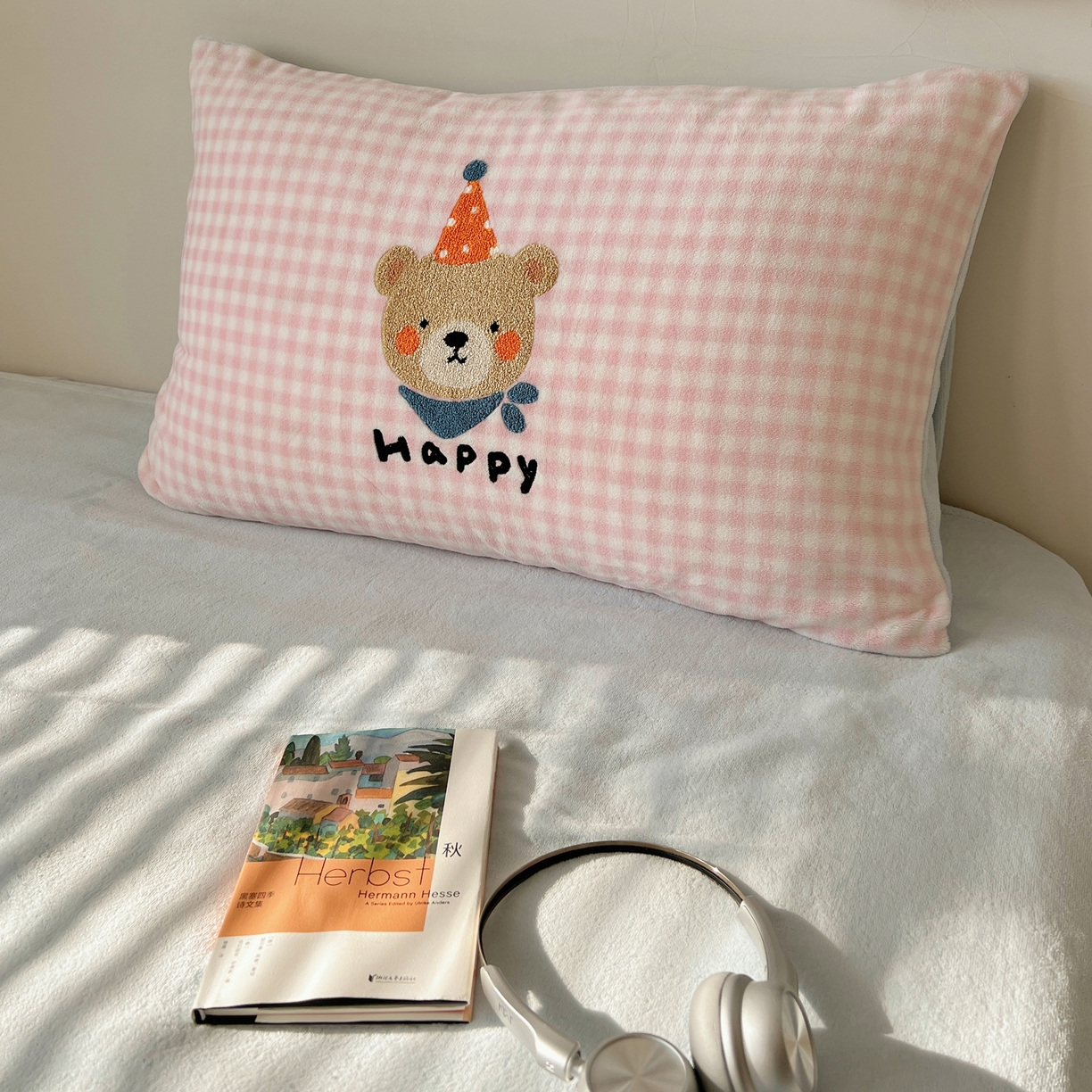 91家纺网 家纺一手货源 找家纺 （总）轻奢坊 2025新款牛奶绒慵懒格子可爱毛巾绣单品枕套系列